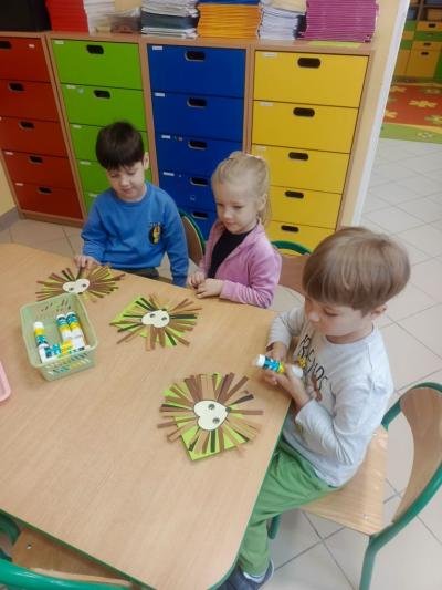 dzieci wykonujące pracę plastyczną