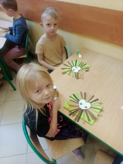 dzieci wykonujące pracę plastyczną