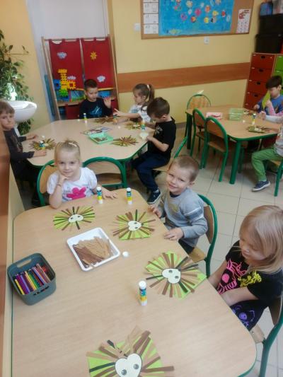 dzieci wykonujące pracę plastyczną