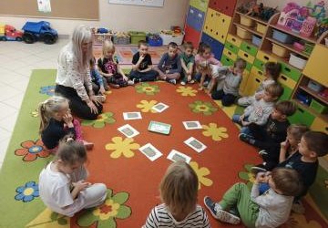 Dzieci układające jeże