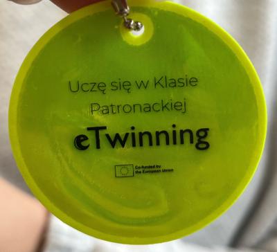 odblask z napisem Uczę się w klasie patronackiej etwinning