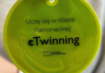 odblask z napisem Uczę się w klasie patronackiej etwinning