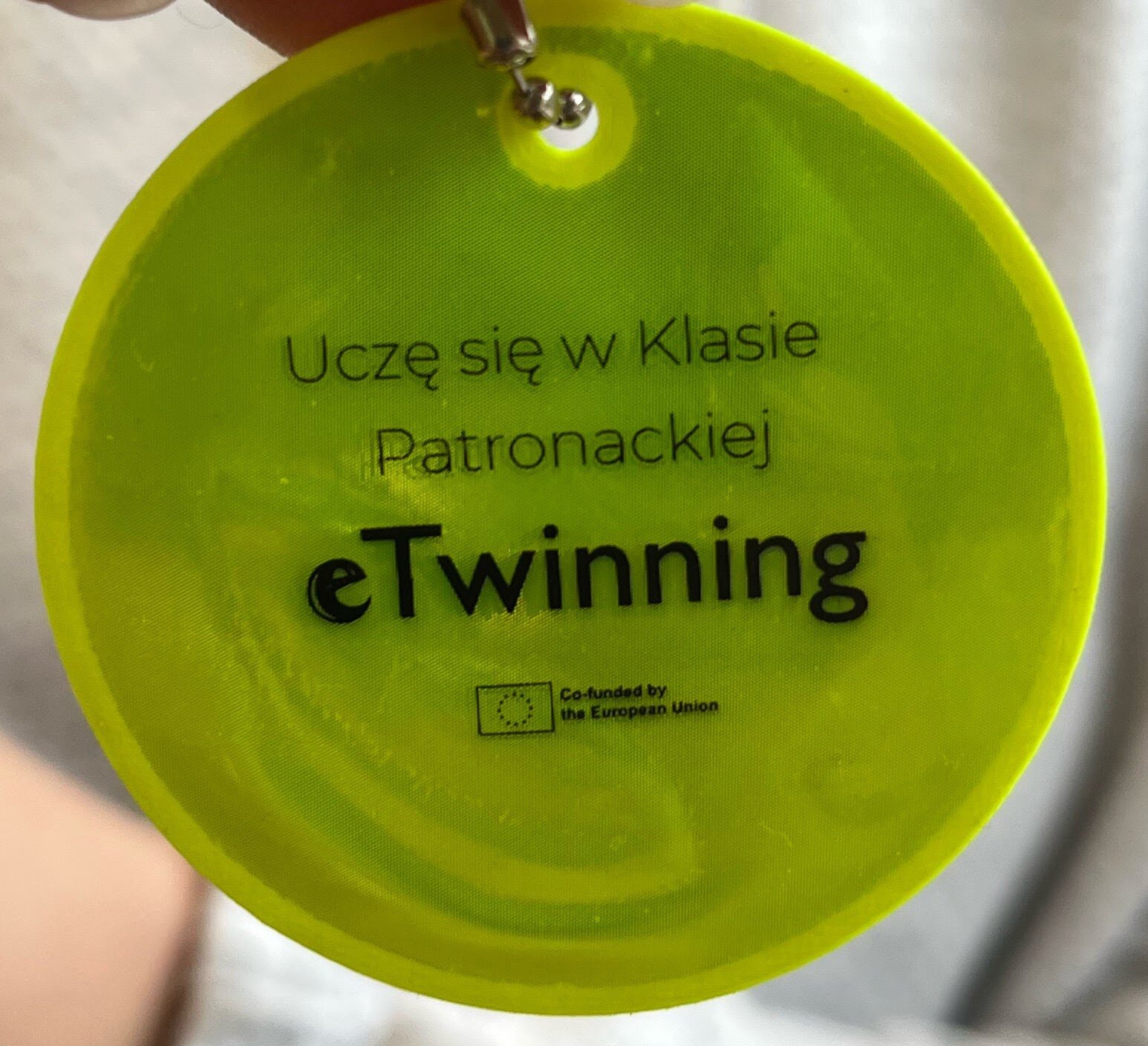 odblask z napisem Uczę się w klasie patronackiej etwinning