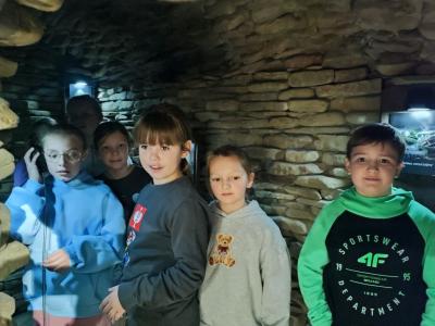 Grupka dzieci pozuje do zdjęcia