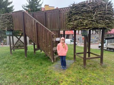 uczennica stoi przy gnieździe orła