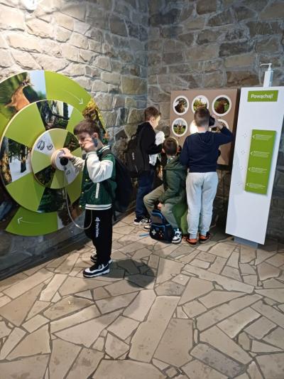 uczniowie korzystają z interaktywnej ekspozycji odkrywając przyrodę wszystkimi zmysłami.