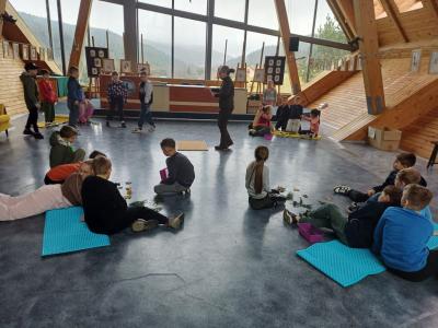 uczniowie odgadują nazwy drzew, szukają podobieństw i różnic miedzy liśćmi