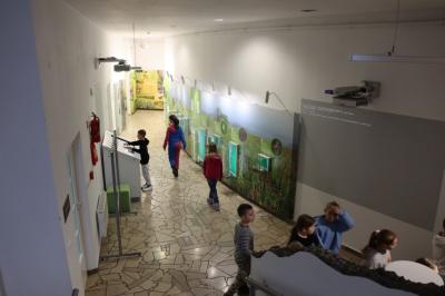 Uczniowie w muzeum przyrodniczym korzystają z interaktywnych eksponatów i przyrządów