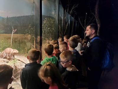 Uczniowie z opiekunem oglądają ekspozycje zwierząt