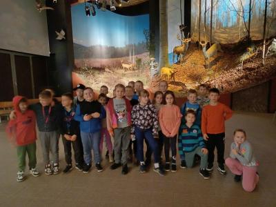 w sali ekspozycyjnej - w tle jesienny krajobraz lasu