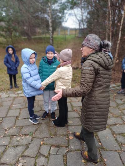 zabawa ruchowa w kole opisująca budowę pnia drzewa