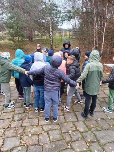zabawa ruchowa w kole opisująca budowę pnia drzewa