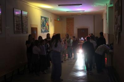 Uczniowie tańczą podczas dyskoteki