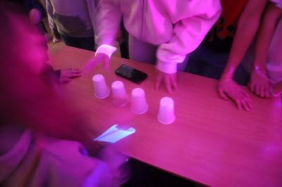 Uczniowie w sali wróżb