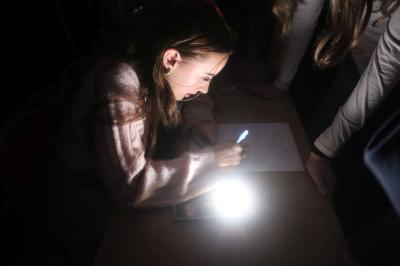 Uczniowie w sali wróżb