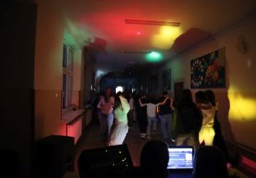 Uczniowie tańczą podczas dyskoteki