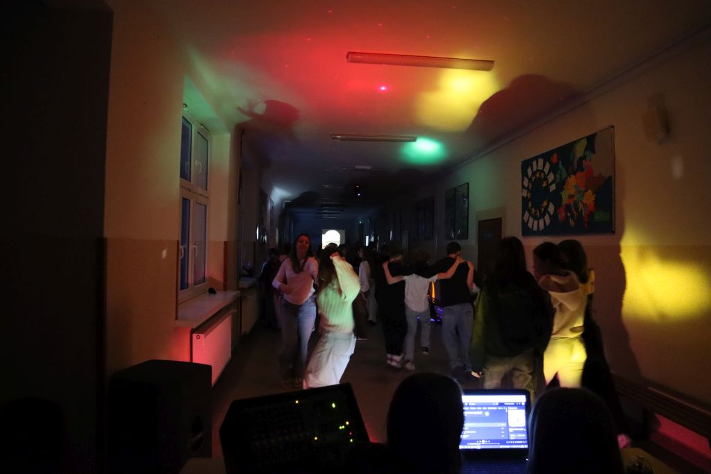 Uczniowie tańczą podczas dyskoteki