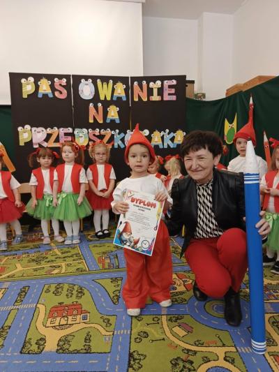 Chłopczyk pozuje z Panią dyrektor do zdjęcia.