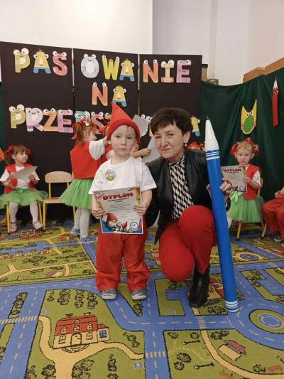 Chłopczyk pozuje z Panią dyrektor do zdjęcia.