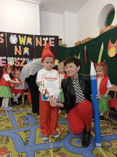 Chłopczyk pozuje z Panią dyrektor do zdjęcia.