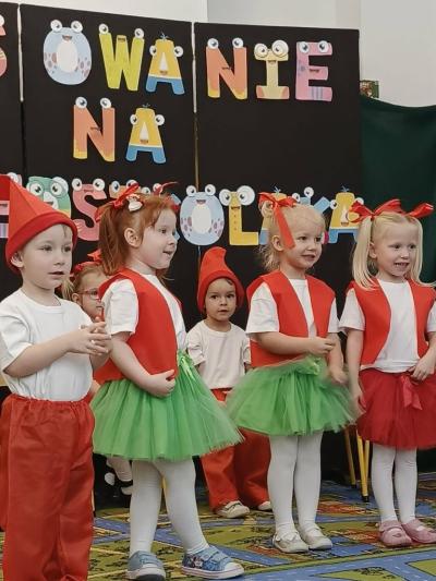 Dzieci stoją i mówią wiersz