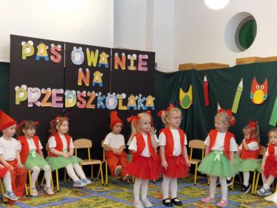 Dzieci stoją i mówią wiersz