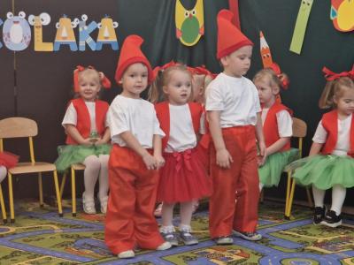 Dzieci mówiące wiersz pozują do zdjęcia