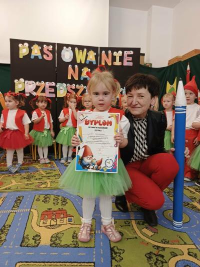 Dziewczynka pozuje z Panią dyrektor do zdjęcia.