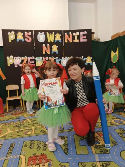 Dziewczynka pozuje z Panią dyrektor do zdjęcia.