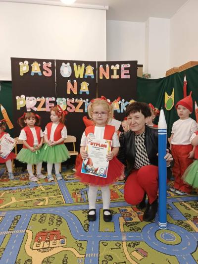 Dziewczynka pozuje z Panią dyrektor do zdjęcia.