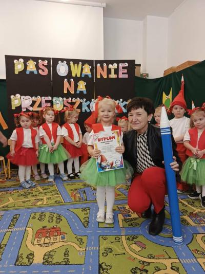 Dziewczynka pozuje z Panią dyrektor do zdjęcia.