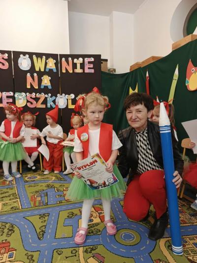 Dziewczynka pozuje z Panią Dyrektor do zdjeicia