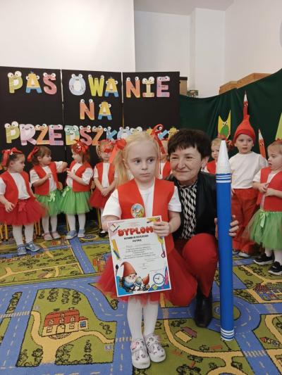 Dziewczynka pozuje z Panią Dyrektor do zdjeicia