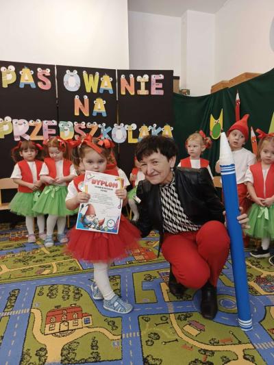 Dziewczynka pozuje z Panią Dyrektor do zdjeicia