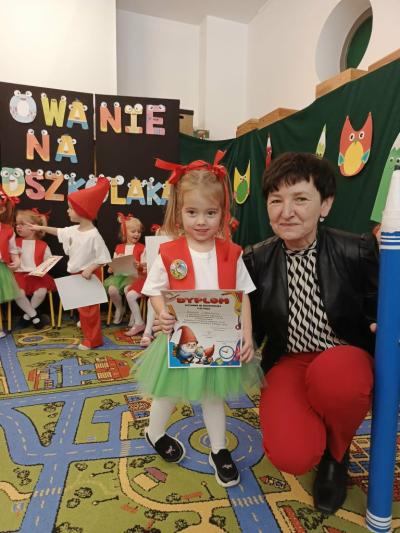 Dziewczynka pozuje z Panią Dyrektor do zdjeicia