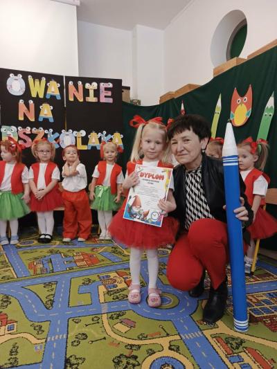 Dziewczynka pozuje z Panią dyrektor do zdjęcia.