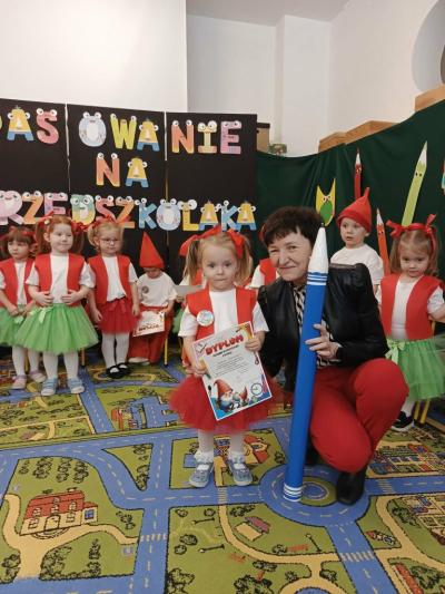 Dziewczynka pozuje z Panią dyrektor do zdjęcia.