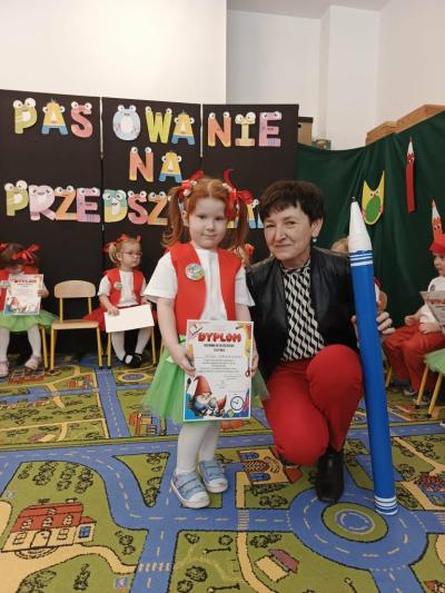 Dziewczynka pozuje z Panią dyrektor do zdjęcia.