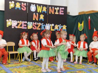 Dziewczynki występują