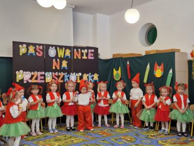 Grupa dzieci gra na grzechotkach do piosenki