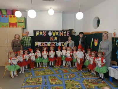 Grupa dzieci wraz z nauczycielami pozuje do wspólnego zdjęcia