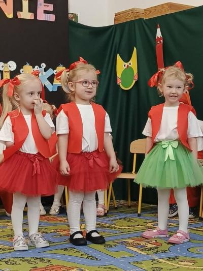 Trzy dziewczynki pozuje do zdjęcia