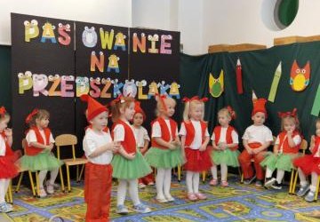 Dzieci stoją i mówią wiersz