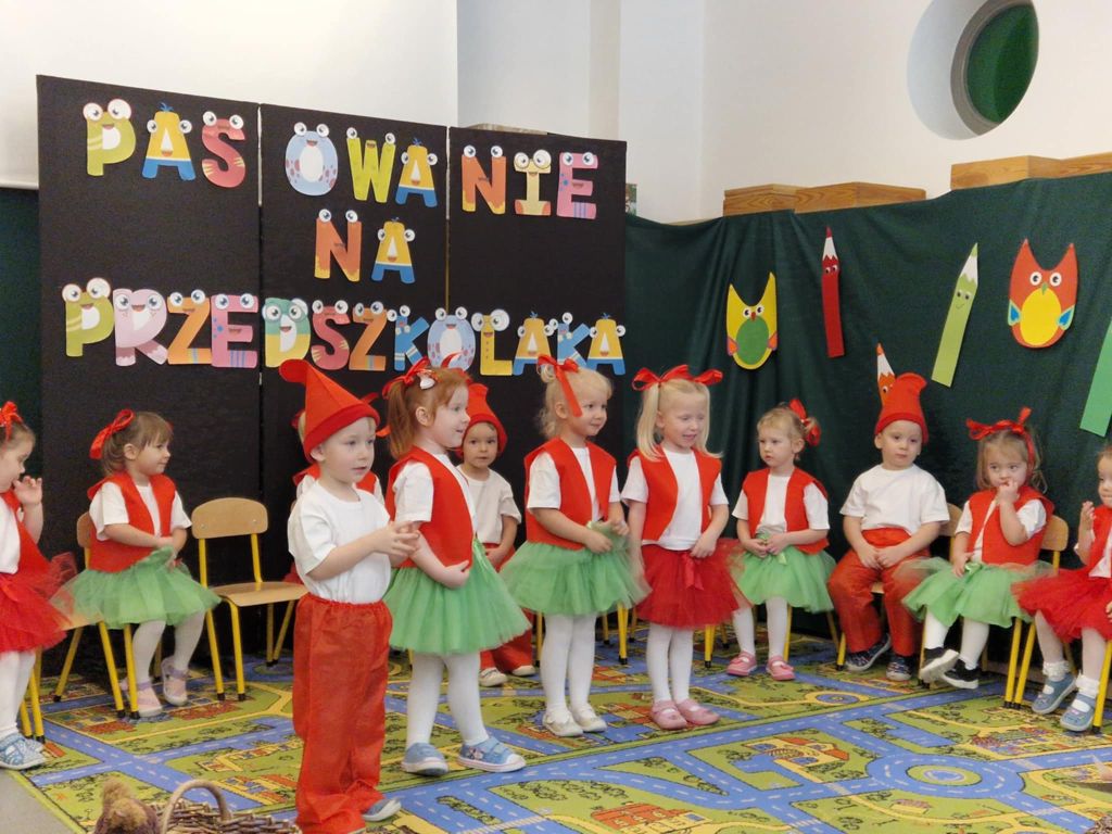 Dzieci stoją i mówią wiersz