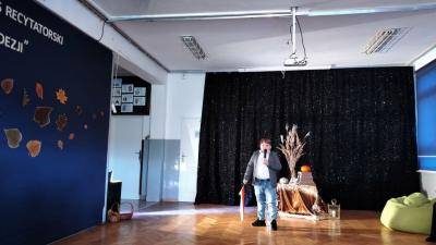 Uczeń kl.4 recytujący wiersz, trzymający flagę