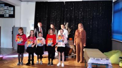 uczennie kl.4 trzymające dyplomy, stojące w towarzystwie organizatorów konkursu