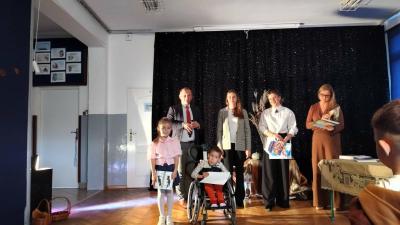 Uczniowie kl.1 Judytka i Jakub trzymający dyplomy, stojący w towarzystwie organizatorów