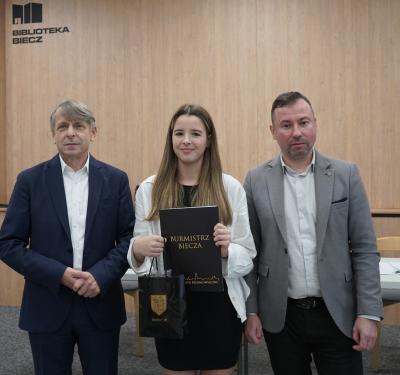 Uczennica ZSP w Libuszy wraz z przedstawicielami samorządu