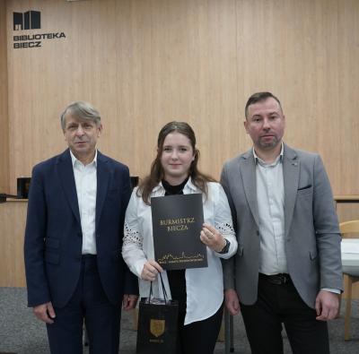 Uczennica ZSP w Libuszy wraz z przedstawicielami samorządu