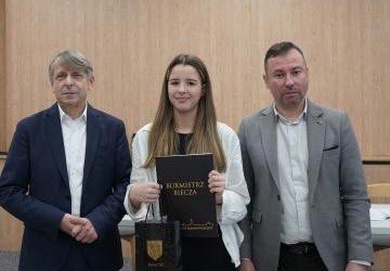 Uczennica ZSP w Libuszy wraz z przedstawicielami samorządu